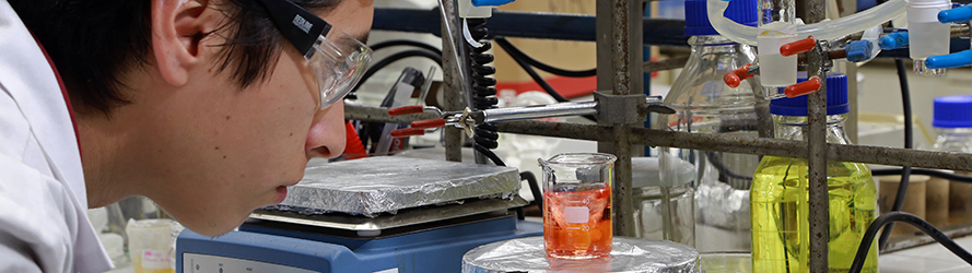 En esta imagen se ve a un joven realizando una investigación en un laboratorio