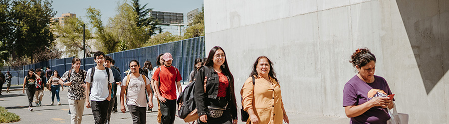 estudiantes caminando durante el día en un pasillo del campus universitario 