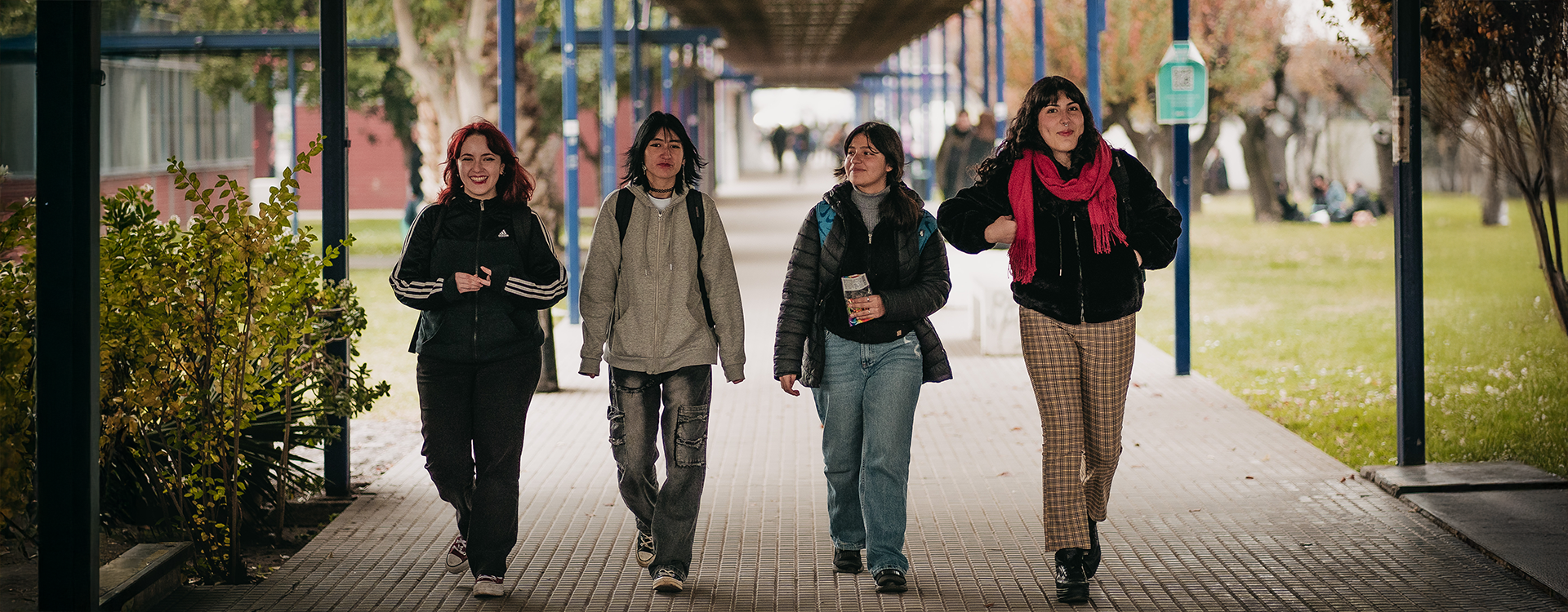 Estudiantes caminando por el pasillo central.