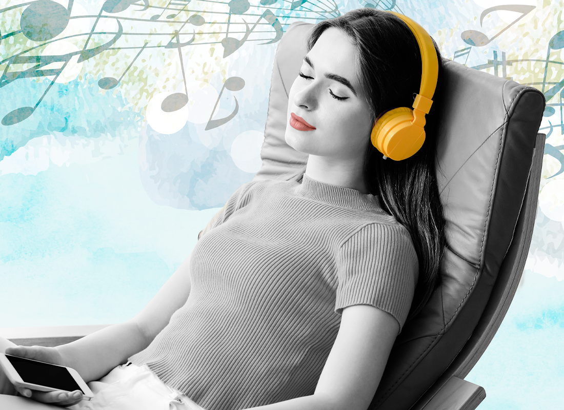 Mujer escuchando música con audífonos