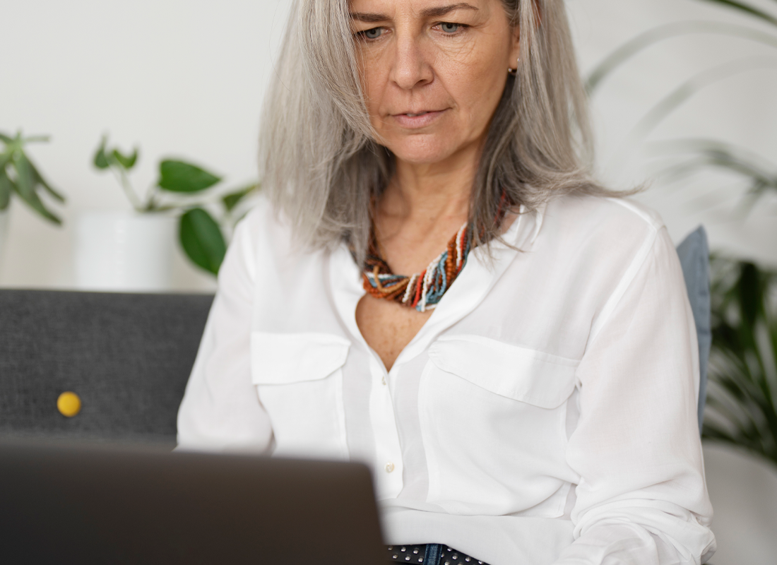 Mujer frente a un computador