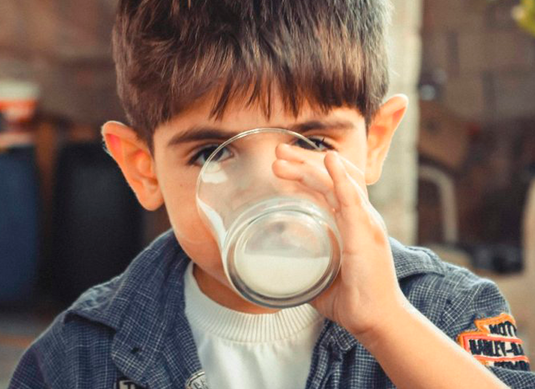 Niño bebiendo un vaso de leche