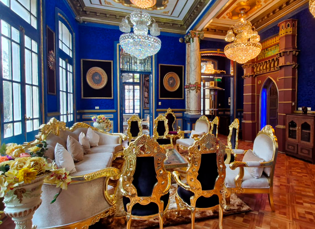 Sala interior del palacio hinduista, la cual sus muros son azules, se destacan los muebles.