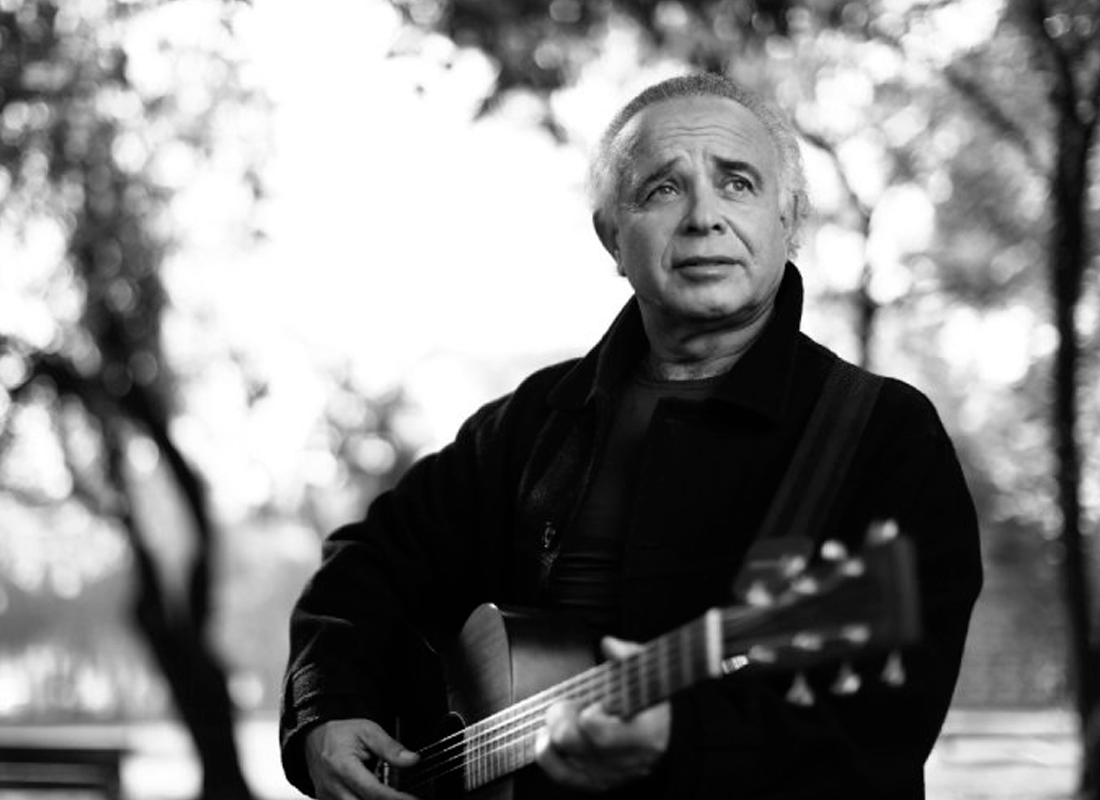 Fernando Ubiergo con una guitarra