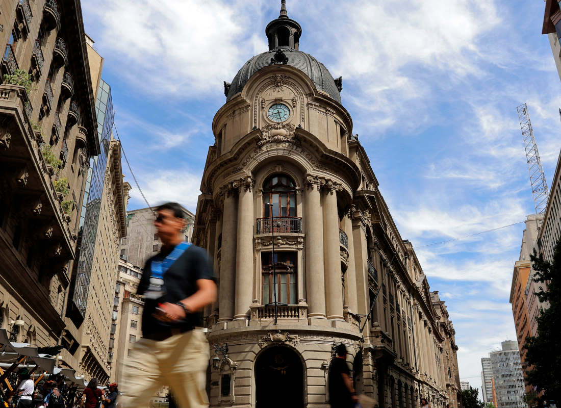 Persona caminando frente al edificio de la Bolsa