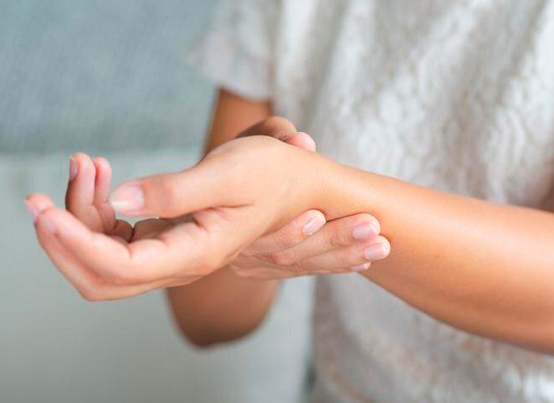 Persona tomándose la muñeca.