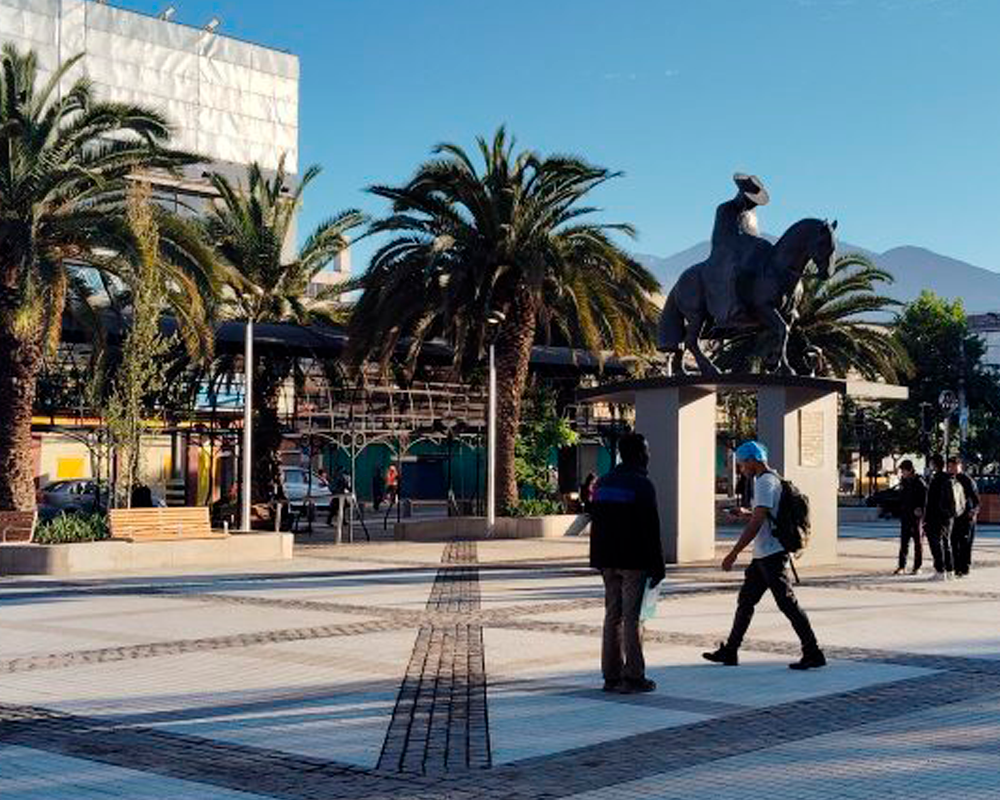 Personas circulando por una plaza.