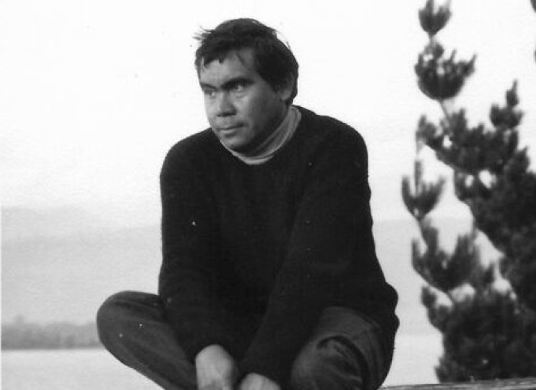 Escena de la película, hombre en cuclillas