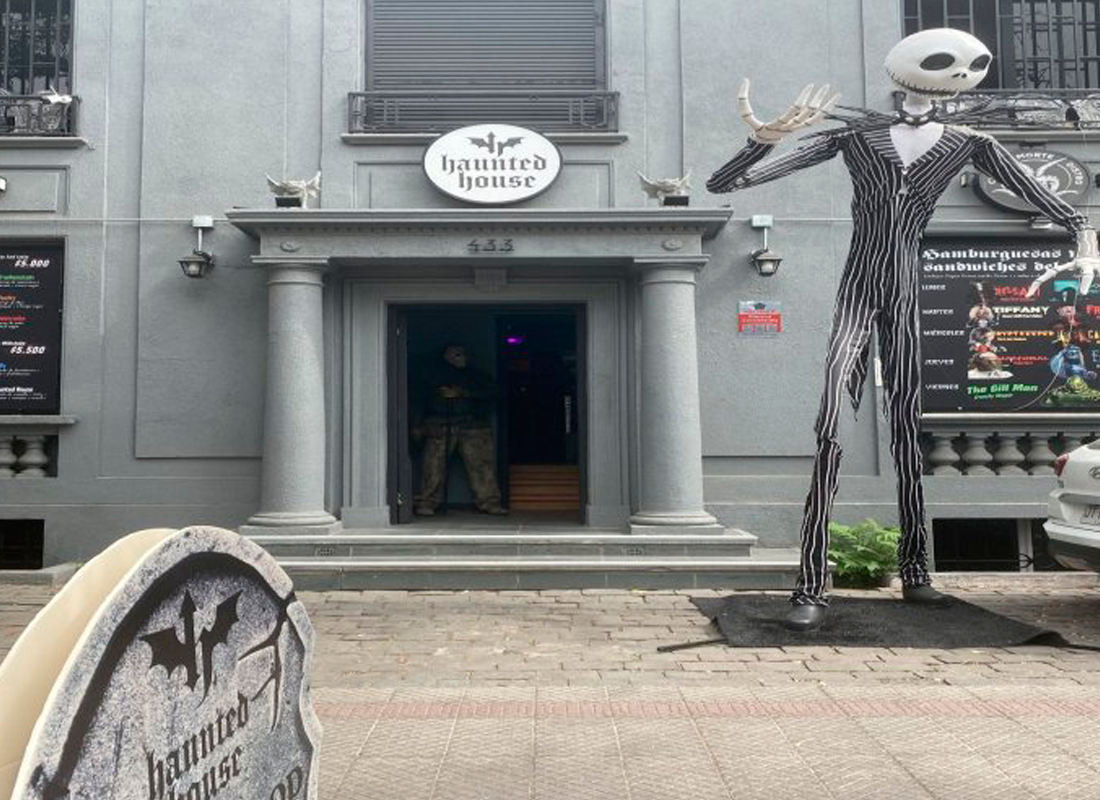 Frontis de Haunted House