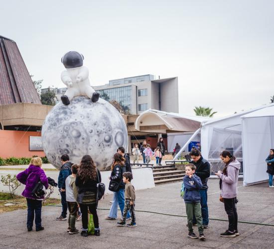 Gente paseando por el planetario Usach