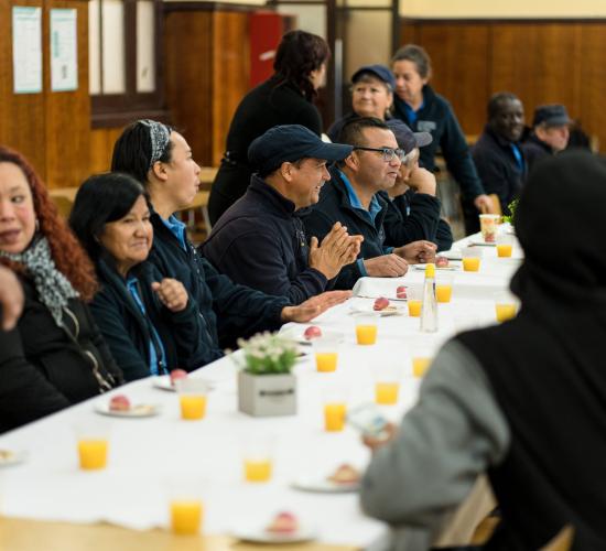 Trabajadoras y Trabajadores disfrutando del desayuno colectivo realizado en el Casino Central Usach