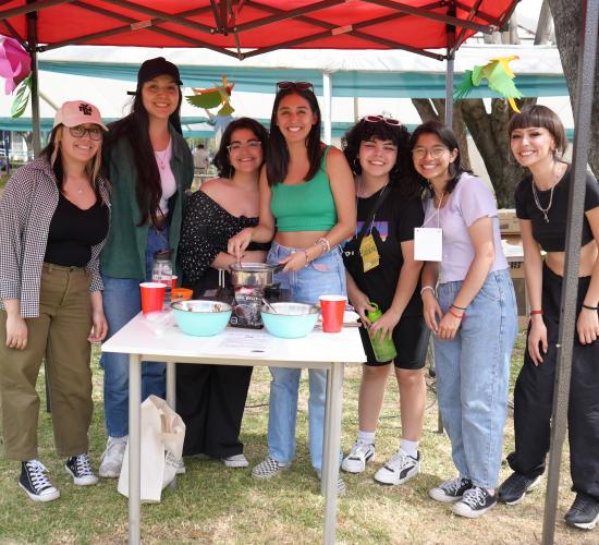 Estudiantes en un stand