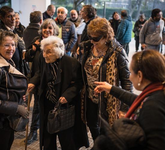 Inés Erazo, esposa de Henrique Kirberg llegando a la conmemoración