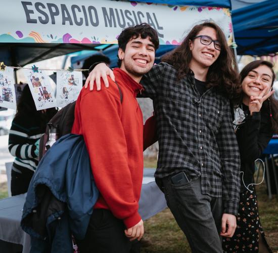 Estudiantes en el stand "Espacio Musical"