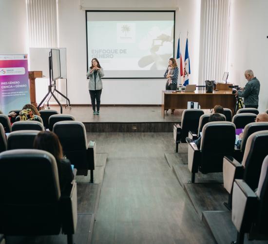 En esta imagen se ve a Paulina Pávez, Socióloga Isónoma Consultorías Sociales, realizando el curso de enfoque de género