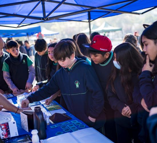 Grupos de escolares de enseñanza visitando stand donde se mostraban distintos tipos de experimentos científicos