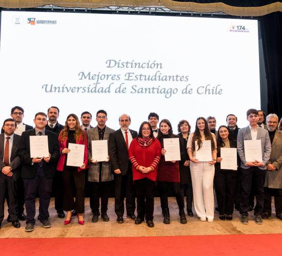 Entrega de distinciones a invitados a la ceremonia