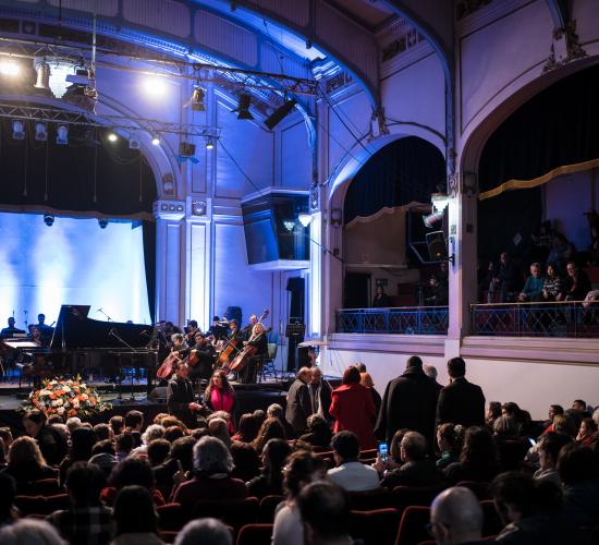 Aula magna llena de invitados al concierto