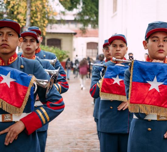 Estudiantes rindiendo homenaje como Soldados de infantería que combatieron en la guerra del pacifico.