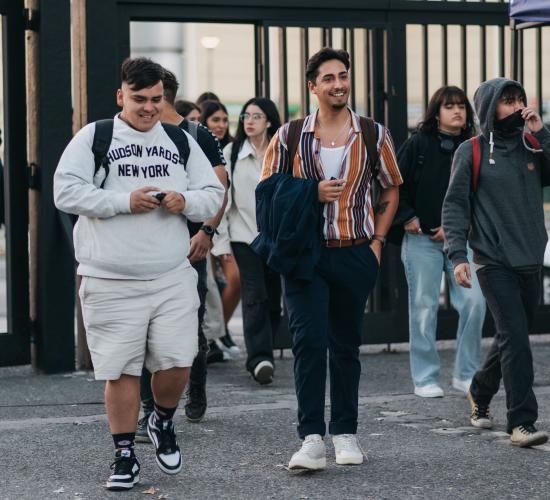 Ingreso de estudiantes por el frontis universitario