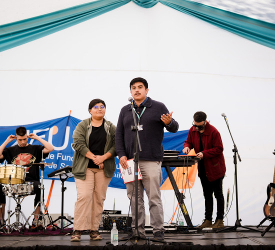 Discurso desde escenario en el evento del día conmemorativo 