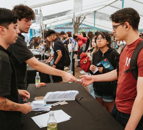 Estudiante recibiendo su credencial 