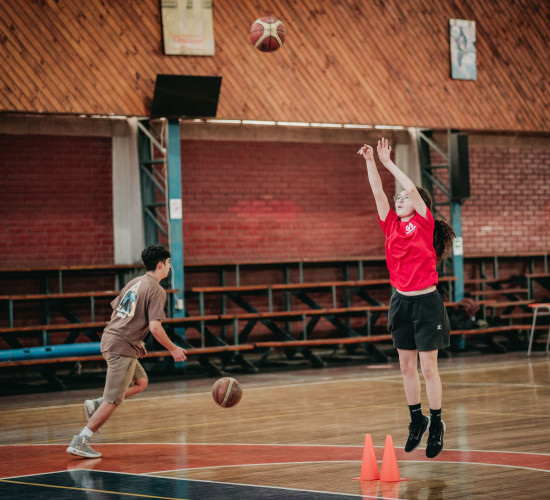 Partido de basquetbol en el gimnasio USACH