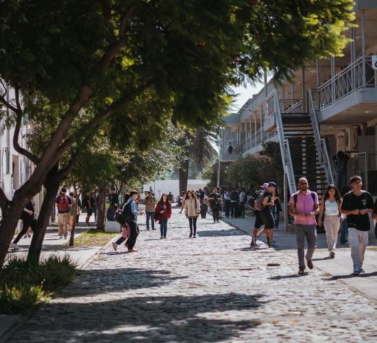 Estudiantes caminando por el edificio antiguo de la Facultad de Administración y Economía ( FAE )