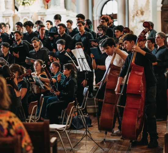 Elenco preparando para comenzar el concierto