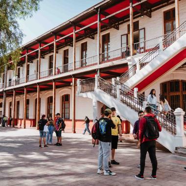 Estudiantes caminando por uno de los pasillos de la Escuela de Artes y Oficios. 