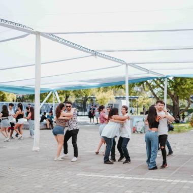 Estudiantes bailando bachata en uno de los pasillos cercanos a Casa Central de la Universidad.