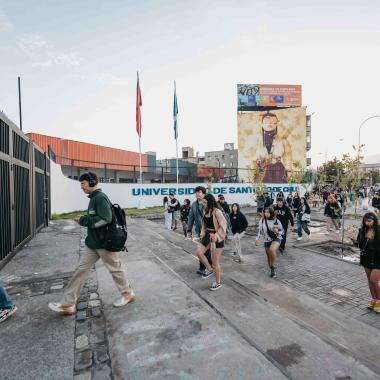 Estudiantes ingresando por el frontis de la Universidad, a la salida del metro Estación Central. 