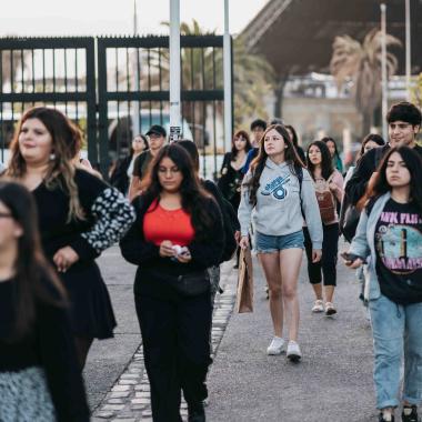 Estudiantes caminando en la entrada de la Universidad, que está cercana al metro Estación Central.