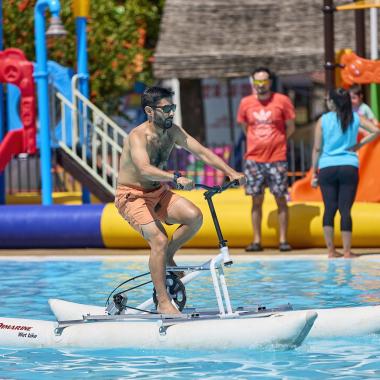 Señor en bicicleta de agua