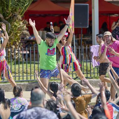 Baile entretenido en la piscina