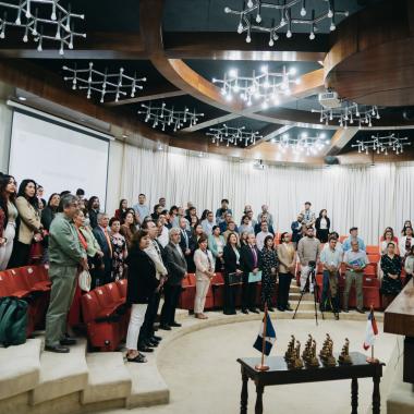 fotografía de los invitados en el salón de honor