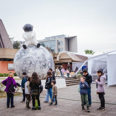 Gente paseando por el planetario Usach