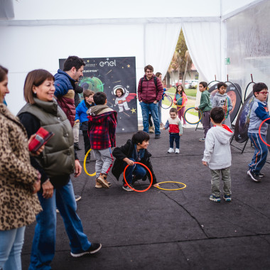 Visitantes disfrutando las distintas actividades