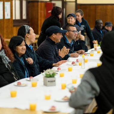 Trabajadoras y Trabajadores disfrutando del desayuno colectivo realizado en el Casino Central Usach