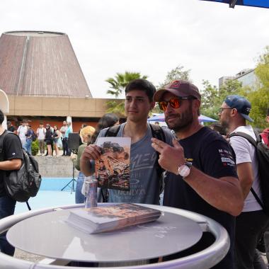 Asistentes visitando stand