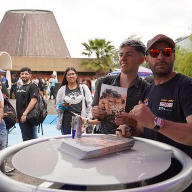 Asistentes visitando stand