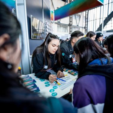 Estudiantes visitando el stand