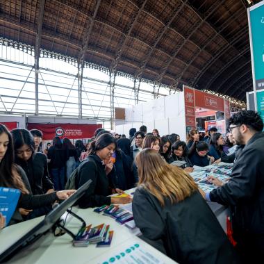 Estudiantes visitando el stand