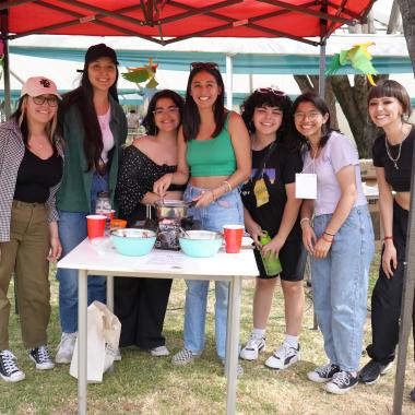 Estudiantes en un stand