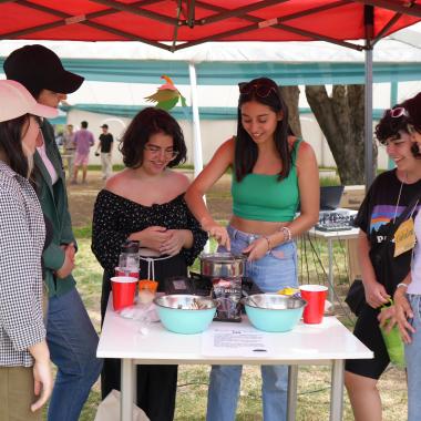 Estudiantes en un stand