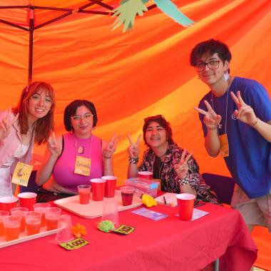 Estudiantes en un stand