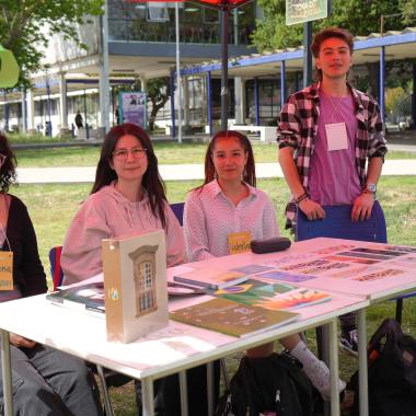 Estudiantes en un stand