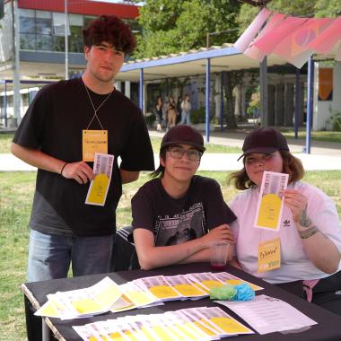 Estudiantes en un stand