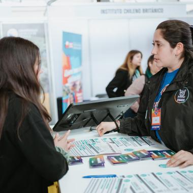 Estudiantes visitando el stand