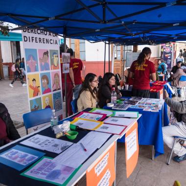 Stands interactivos siendo visitados